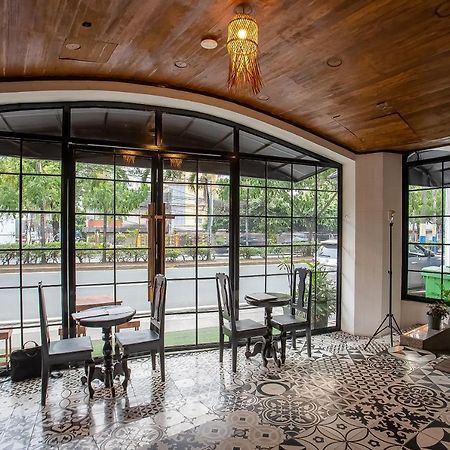 Oyo 821 Connector Hostel Makati City Ngoại thất bức ảnh